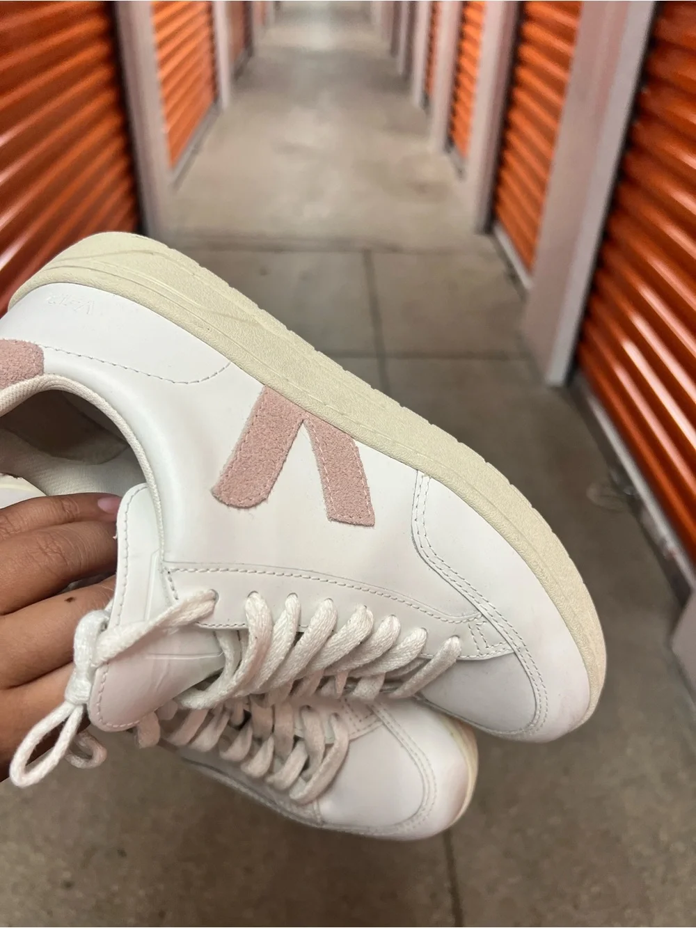 Veja classic white